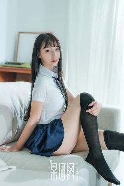 对面的女孩看过来